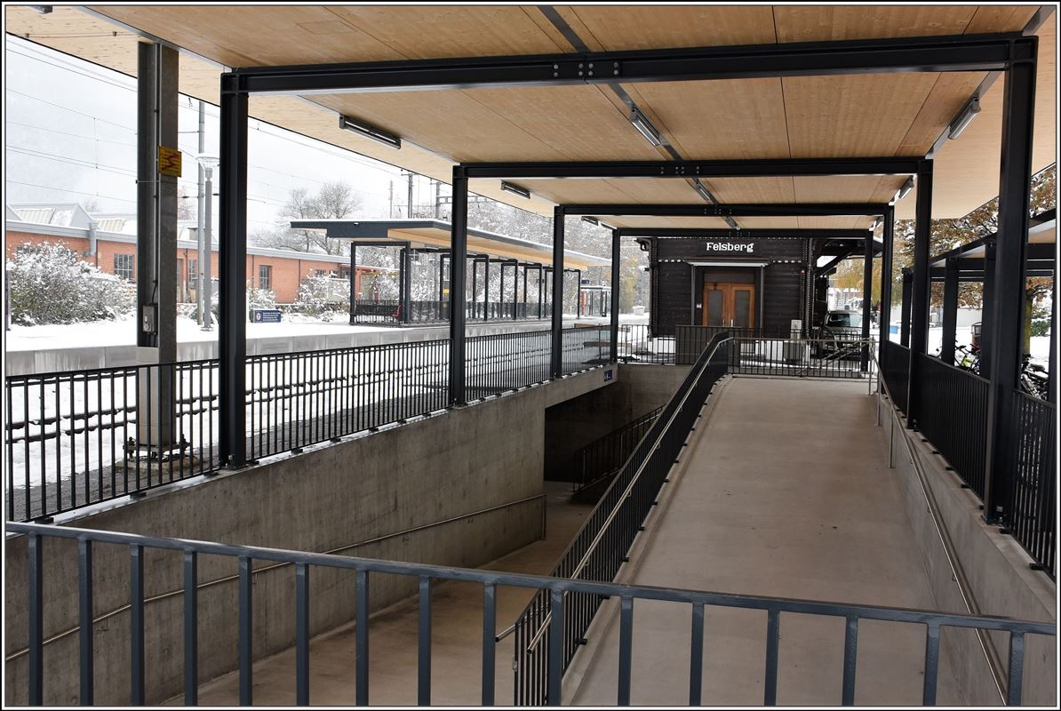Behindertengerechter Umbau des Bahnhofs Felsberg mit Rampen, erhöhten Perrons und Dächer in Holzbauweise. (19.11.2017)