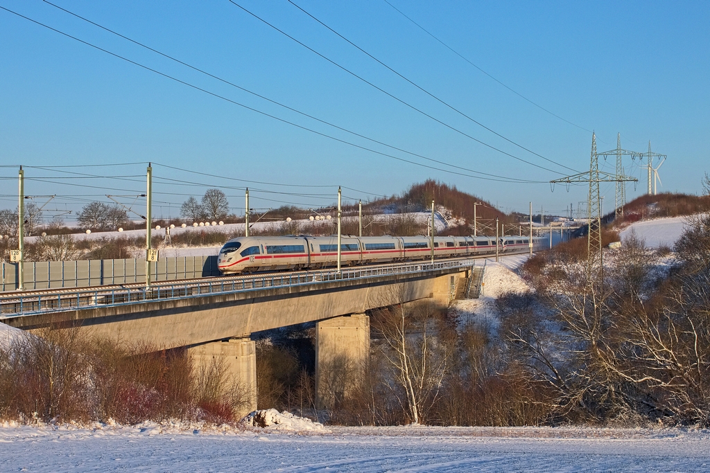 Bei -7°C eilte am 28.12.2014 der ICE 103 durch den Taunus Richtung Frankfurt