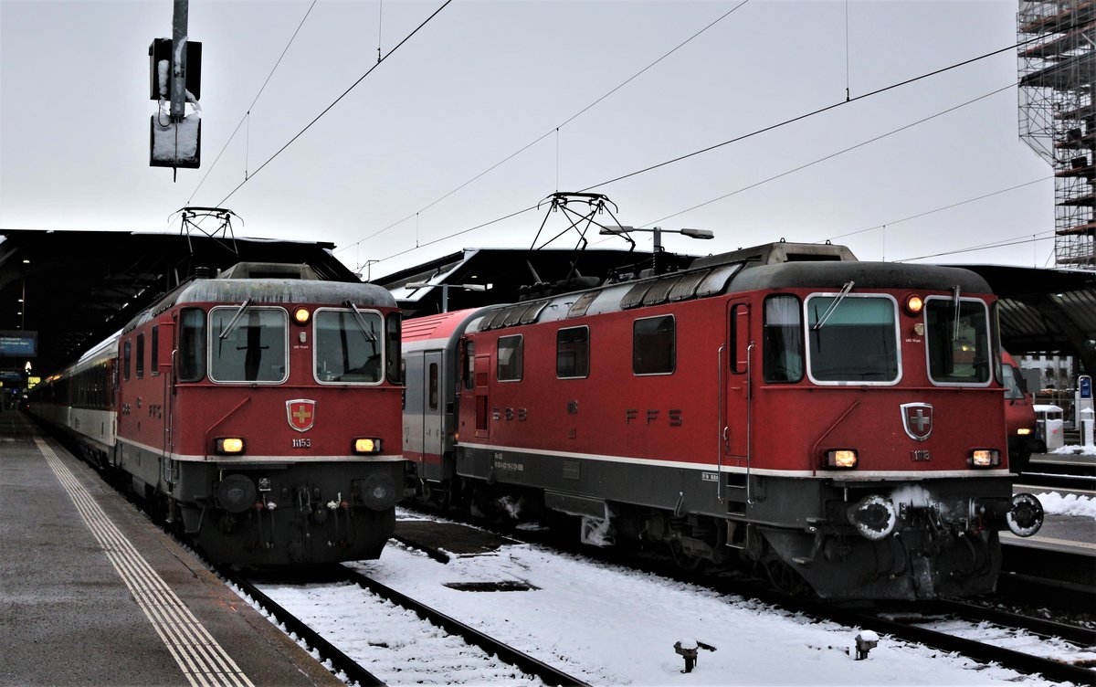 Bei der Abfahrt des IC nach Stuttgart mit der SBB Re 4/4 II Nr. 11153 an der Zugspitze trifft sie im HB Zürich den EC  Transalpin  nach Graz mit der SBB Re 4/4 II Nr. 11118 an der Zugspitze. 10. Dezember 2017
