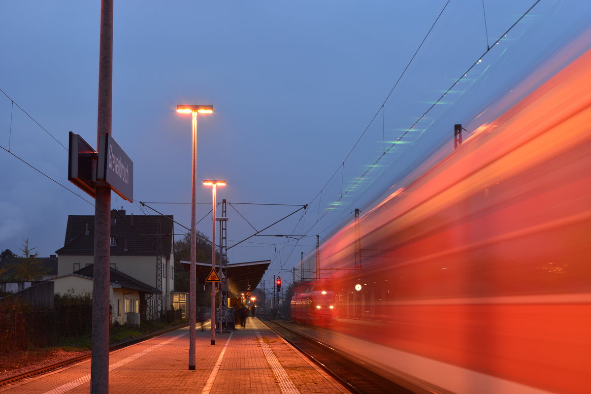 Bei der Abfahrt in Grevenbroich blitzte es an der Oberleitung kräftig. Jedoch nicht wegen der alten Temperaturen sondern weil auf Gleis 3 nur Dieseltriebzüge abfahren. Hier fährt der RE8 Verstärker aus n-Wagen gebildet aus Grevenbroich aus.

Grevenbroich 11.11.2016