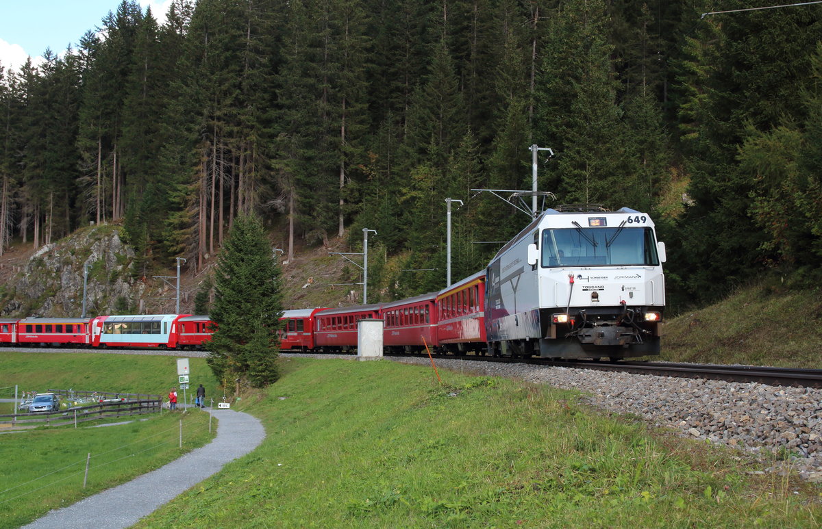 Bei der Abfahrt vom Wolfgangpass ist Ge 4/4 III 649  Lavin  mit dem Regio Express Landquart - Davos Platz zu sehen. 

Davos Wolfgang, 19. September 2018 