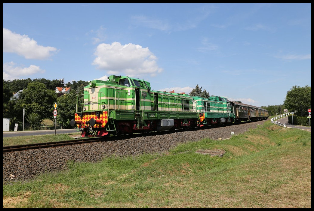 Bei Abrahamhegy legen sich m Rahmen des Nostalgieprogramms der MAV die beiden M 40.114 und M 40.219 am 16.7.2022 um 15.04 Uhr mit ihrem Zug nach Tapolca in die Kurve.