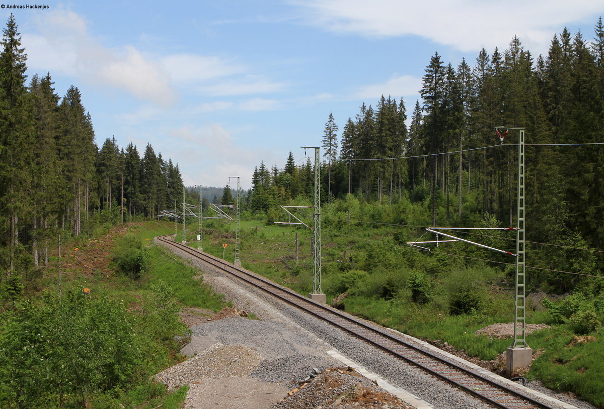Bei Aha 9.6.16. Nach Rodung, neuer Oberleitung mit damit verbundenen Gleisabsenkung im Bereich einer Feldwegbrücke zeigt sich dieser Abschnitt soweit modernisiert.
