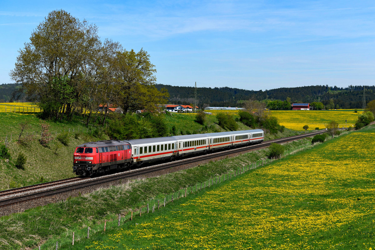 Bei Aitrang konnte ich dann noch den IC 2085  Nebelhorn  - geführt von 218 343 - auf seiner Fahrt nach Oberstdorf aufnehmen. Dieser Zug zeigt noch etwas  Bundesbahn-Charme  - er trägt einen Namen und ist eigentlich eine Kurswagenverbindung. Die Fahrzeuge entstammen den 1970er und 1980er Jahren. 218 343 ist eine der wenigen verbliebenen Loks der dritten Bauserie, die noch gummigefasste Frontscheiben sowie die Behr-Kühleranlage besitzt. Auch ein interessantes Detail ist der  Elektro-Blitz  auf dem Mittelsteg zwischen den Scheiben, den primär Ulmer 218-er besitzen (27. April 2018). 