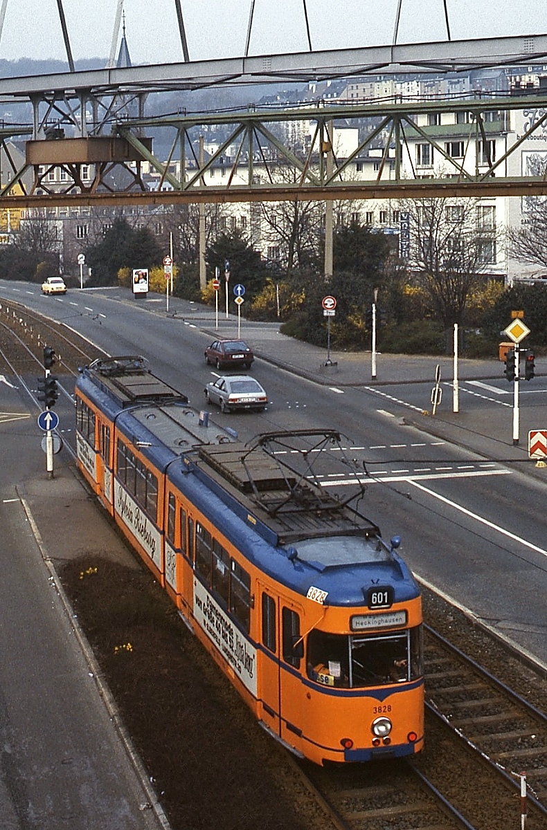 Bei den aktuellen Problemen der Schwebebahn denkt man unwillkürlich an die Talbahn, die als letzte Wuppertaler Straßenbahnlinie am 30.05.1987 stillgelegt wurde und bis dahin den Ersatzverkehr bei Ausfall der Schwebebahn übernahm. Sie verlief teilweise auf eigenem Bahnkörper. Nach den diesjährigen Sommerferien müssen die Fahrgäste Montags bis Freitags allerdings in stauanfällige Busse umsteigen. 1985 unterquert der GT8 3828 in der Nähe der Station Ohligsmühle die Schwebebahn.