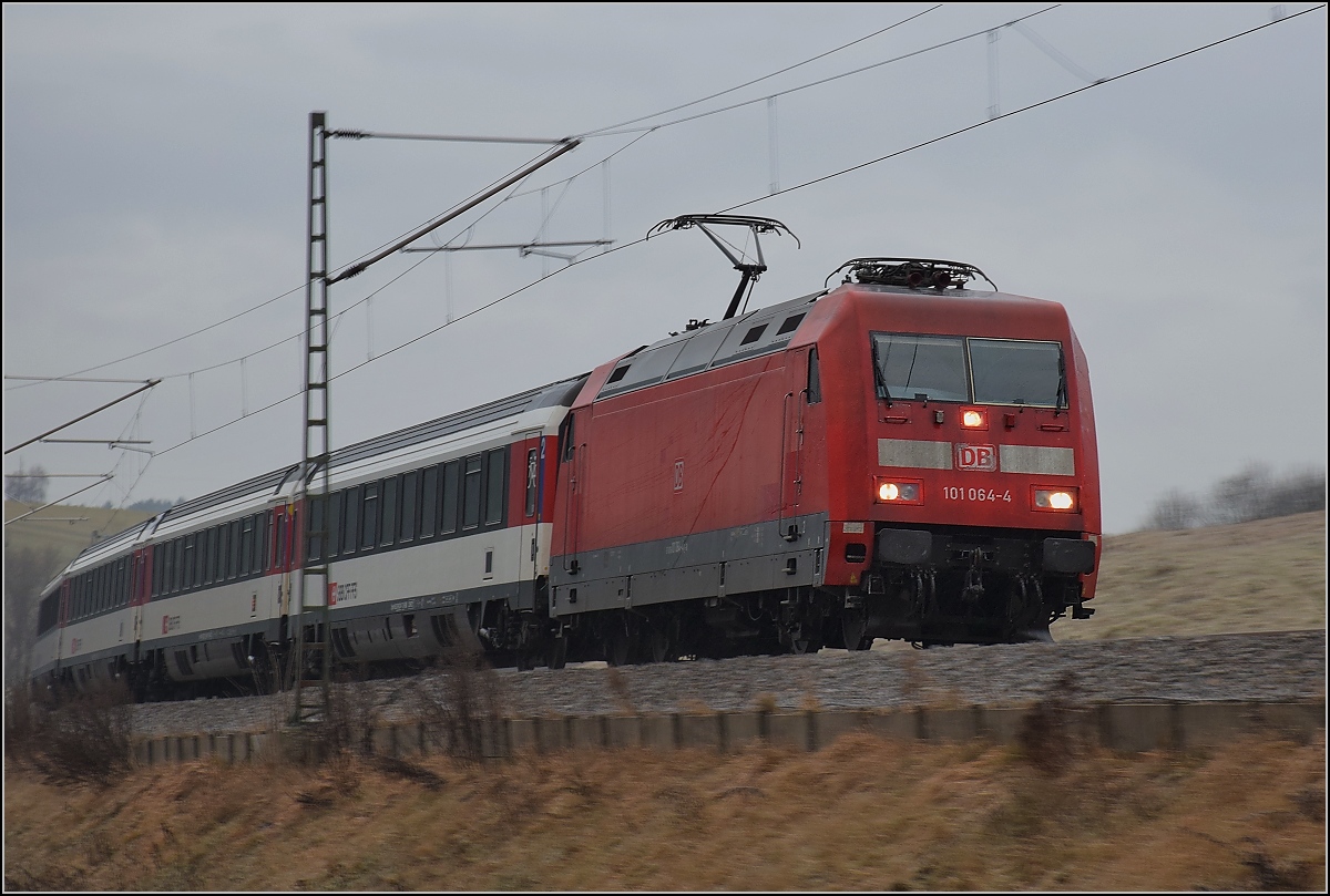 Bei Aldingen kommt im Eisregen 101 064-4 mit dem IC Stuttgart-Zürich vorbei. Dezember 2016.