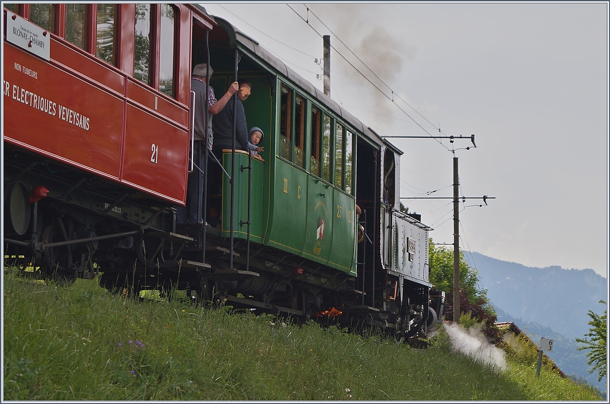 Bei aller Liebe zu den Dampfloks, zeigt dies Bild, wie offen das Feuer im Betrieb sein kann wie der etwas genauere Blick zeigt (unters drittel/ Bildmitte). 
So ist immerhin nachvollziehbar weshalb im Sommer 2022 ein (Kohle)-Dampflok Verbot bestand. 
 G 3/3 N° 6 bei Blonay auf der Fahrt nach Chaulin. 

12. Mai 2018