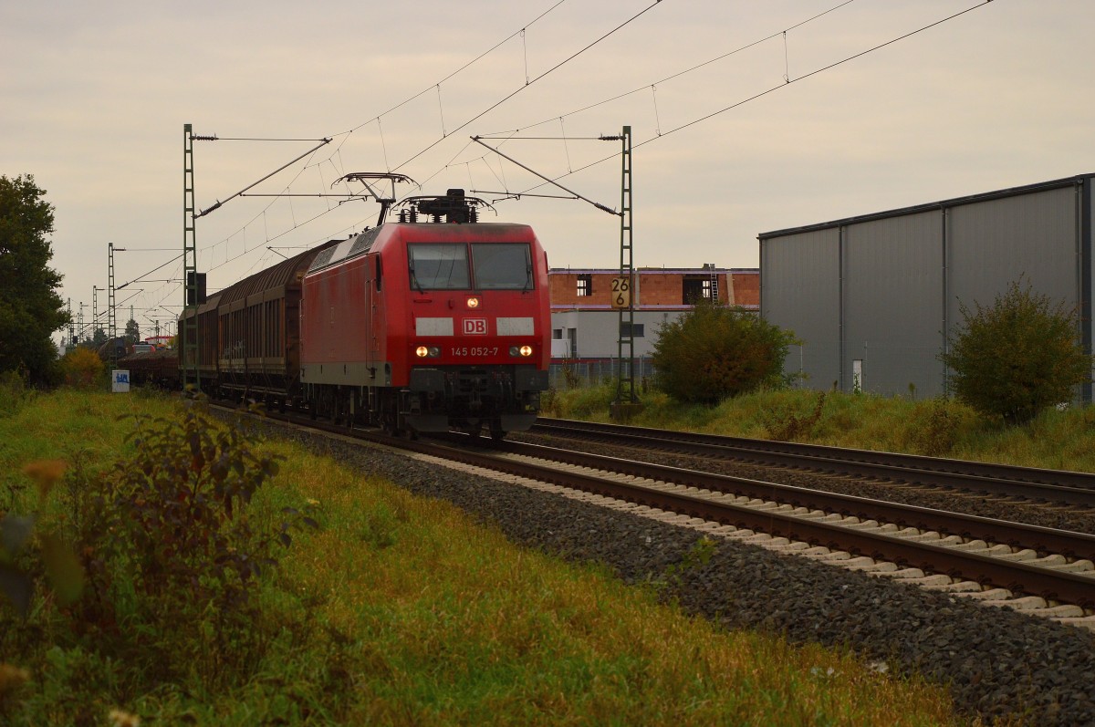 Bei Allerheiligen ist 145 052-7 mit einem langen Mischer in Richtung Köln unterwegs.
23.10.2015