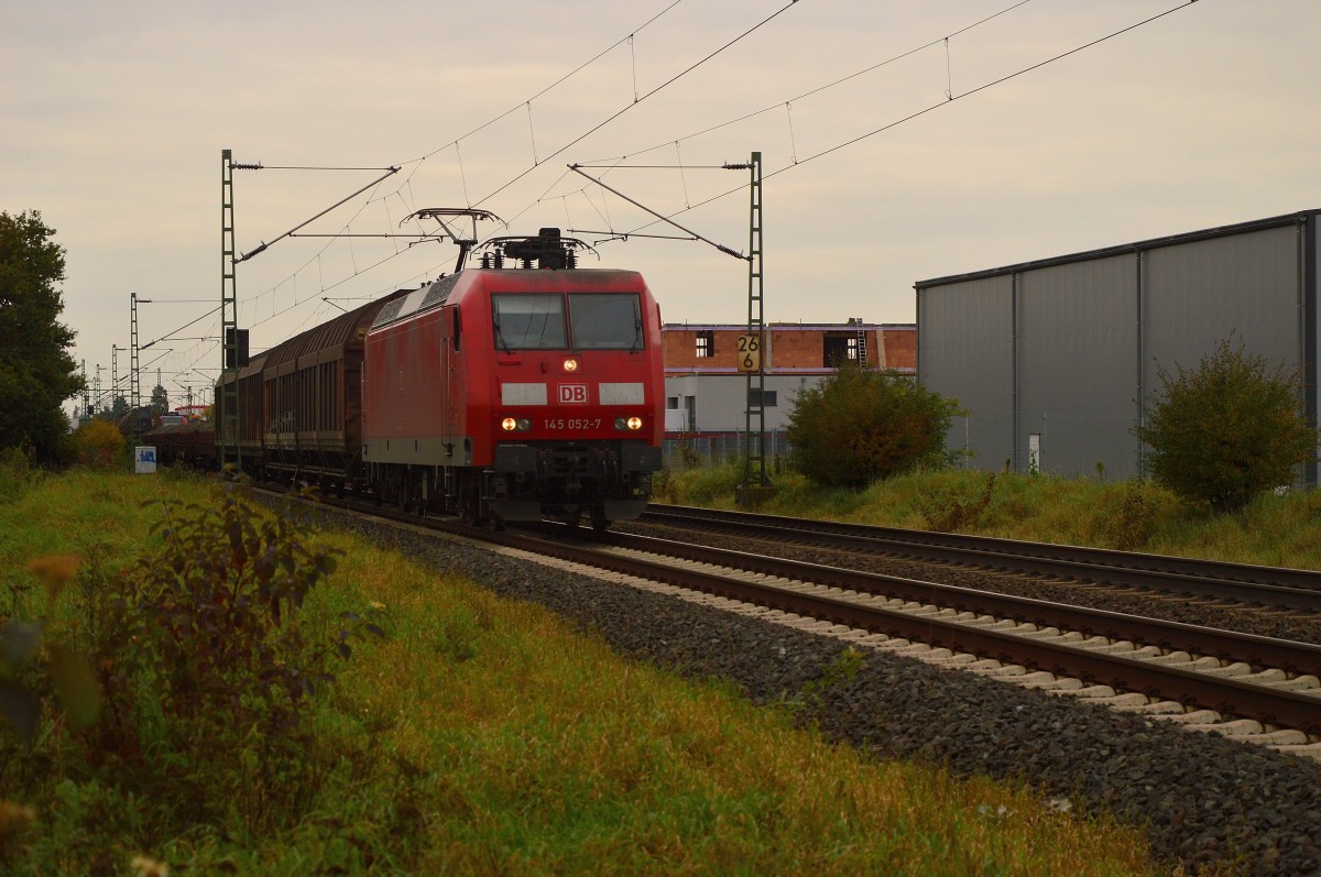 Bei Allerheiligen ist 145 052-7 mit einem langen Mischer in Richtung Köln unterwegs.
23.10.2015