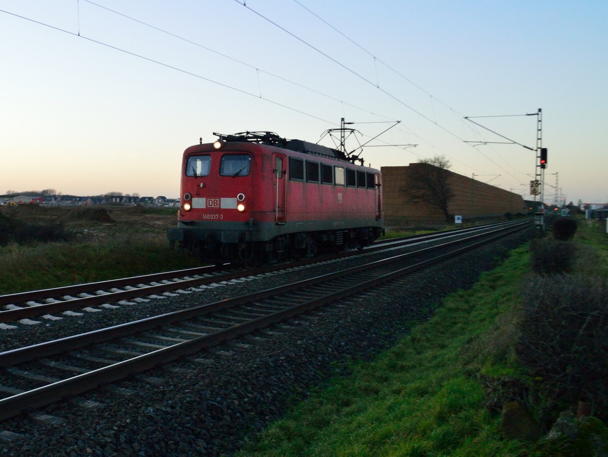 Bei Allerheiligen kommt die 140 037-3 Lz gen Nievenheim gefahren am Abend des 20.12.2013