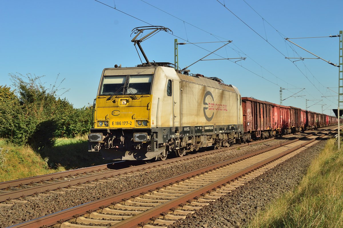 Bei Allerheiligen kommt mir die E186 177-2 mit offenen Vierachsern am Nachmittag des 24.8.2016 gen Neuss gefahren. 