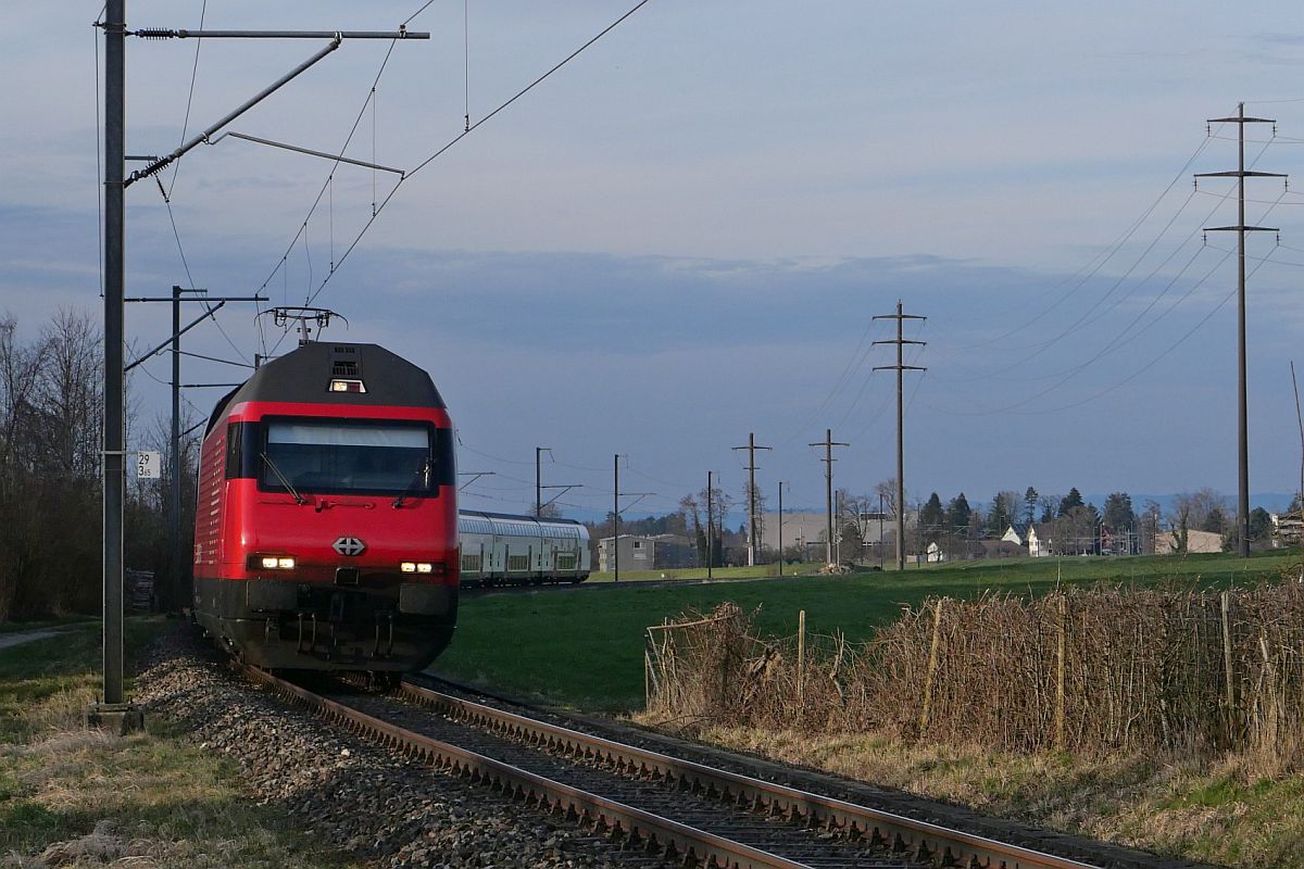 Bei Altishausen befindet sich IR 75 / 2130 auf der Fahrt von Konstanz nach Luzern (18.03.2023)