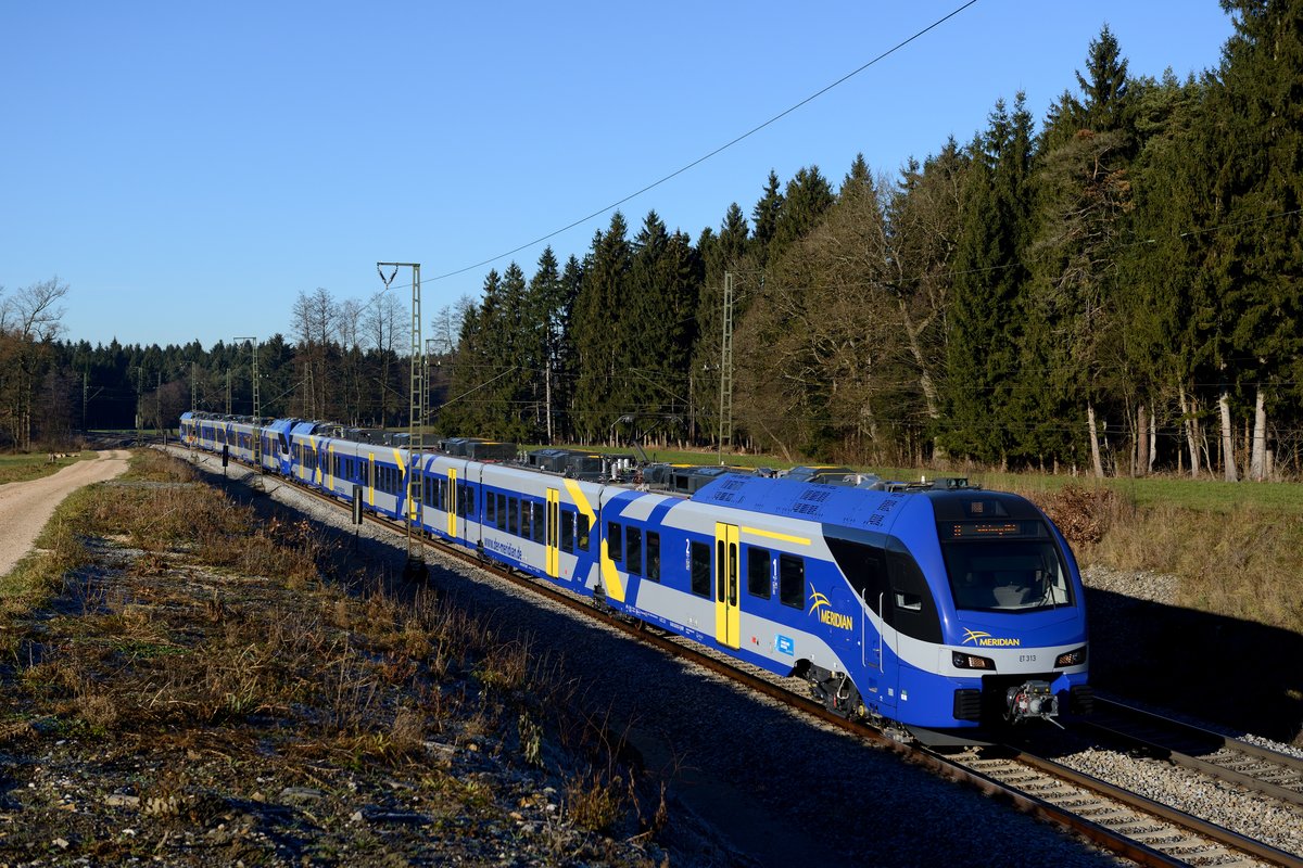 Bei Amersberg wurde dann der M 79011 abgewartet, bereits planmäßig von einer Doppelgarnitur FLIRT von Meridian gefahren (16. Dezember 2013). 