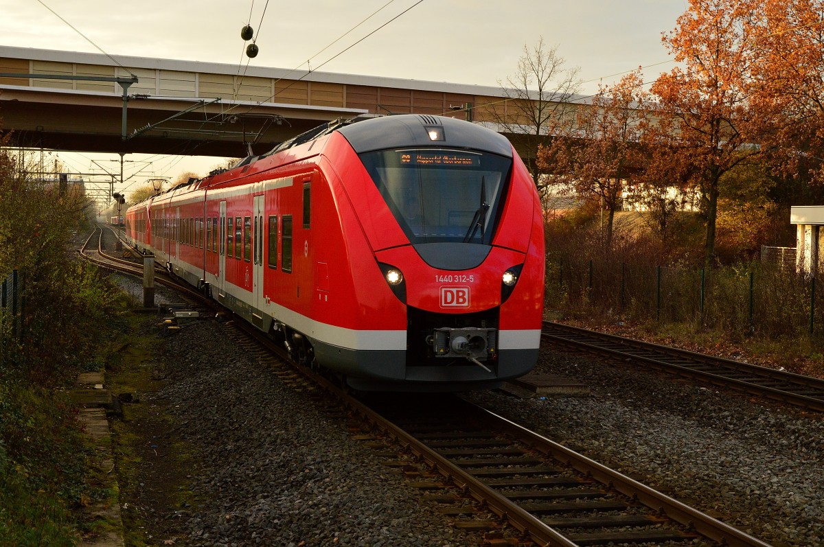 Bei der Anfahrt in Korschenbroich ist der 1440 312-5 als S8 nach Wuppertal Oberbarmen zu sehen am Freitag den 28.11.2014