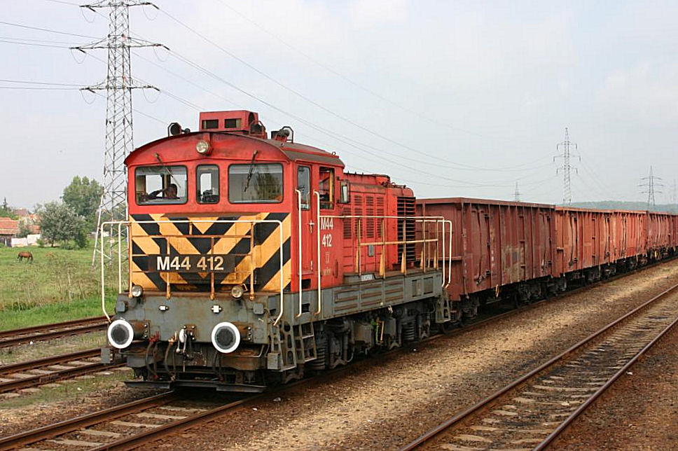Bei der Anfahrt zum Hauptbahnhof in Debrecen, von Hortobagy kommend, überholten wir
am Stadtrand von Debrecen diesen Güterzug. M 44412 wartete am 25.8.20005 offensichtlich auf die Weiterfahrt in Richtung Hauptbahnhof Debrecen.