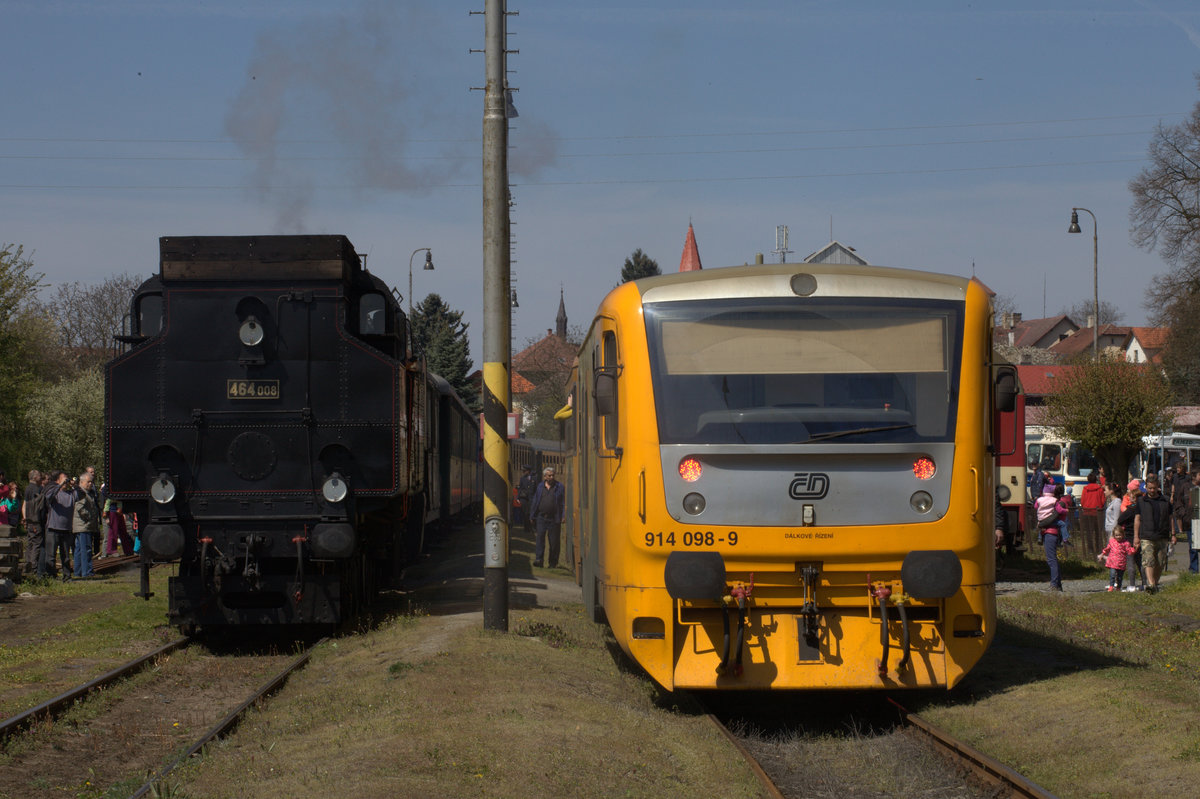 Bei der Ankunft in Mseno wird natürlich 464 008  dicht umlagert, der soeben eingefahren Regio Nova , 914 098-9 aus Mlada Boleslav findet dagegen keine Bewunderer, ganz rechts im Bild lugt noch Ein Wagen vom  Spojen Korkorinsko ins Bild, der aus Prag kommend, kurz zuvor hier eingtroffen ist. 30.04.2016 11:44 Uhr.