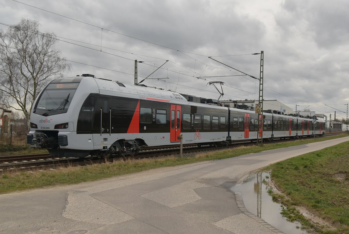 Bei Anrath ist hier der Abellio ET 25 2203 als RB 35 nach Mönchengladbach zu sehen.
Veilchendienstag den 28.2.2017