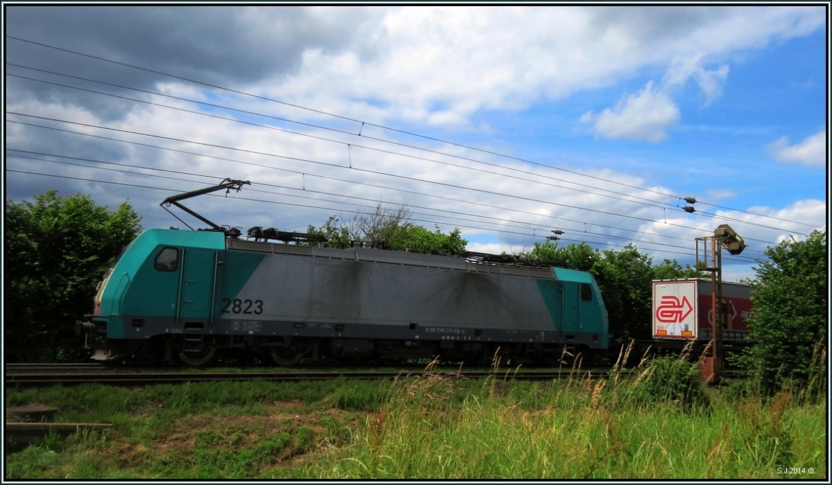 Bei der Arbeit zugeschaut! Die belgische 2823 (Traxx E 186),zieht ihre Güterfracht bergwärts hinauf nach Belgien auf der Montzenroute unweit von Aachen am Gemmenicher Weg.Die Rampe hat hier eine Steigung zwischen 19 bis 25 Promille. Szenario vom 22.Juni 2014. 