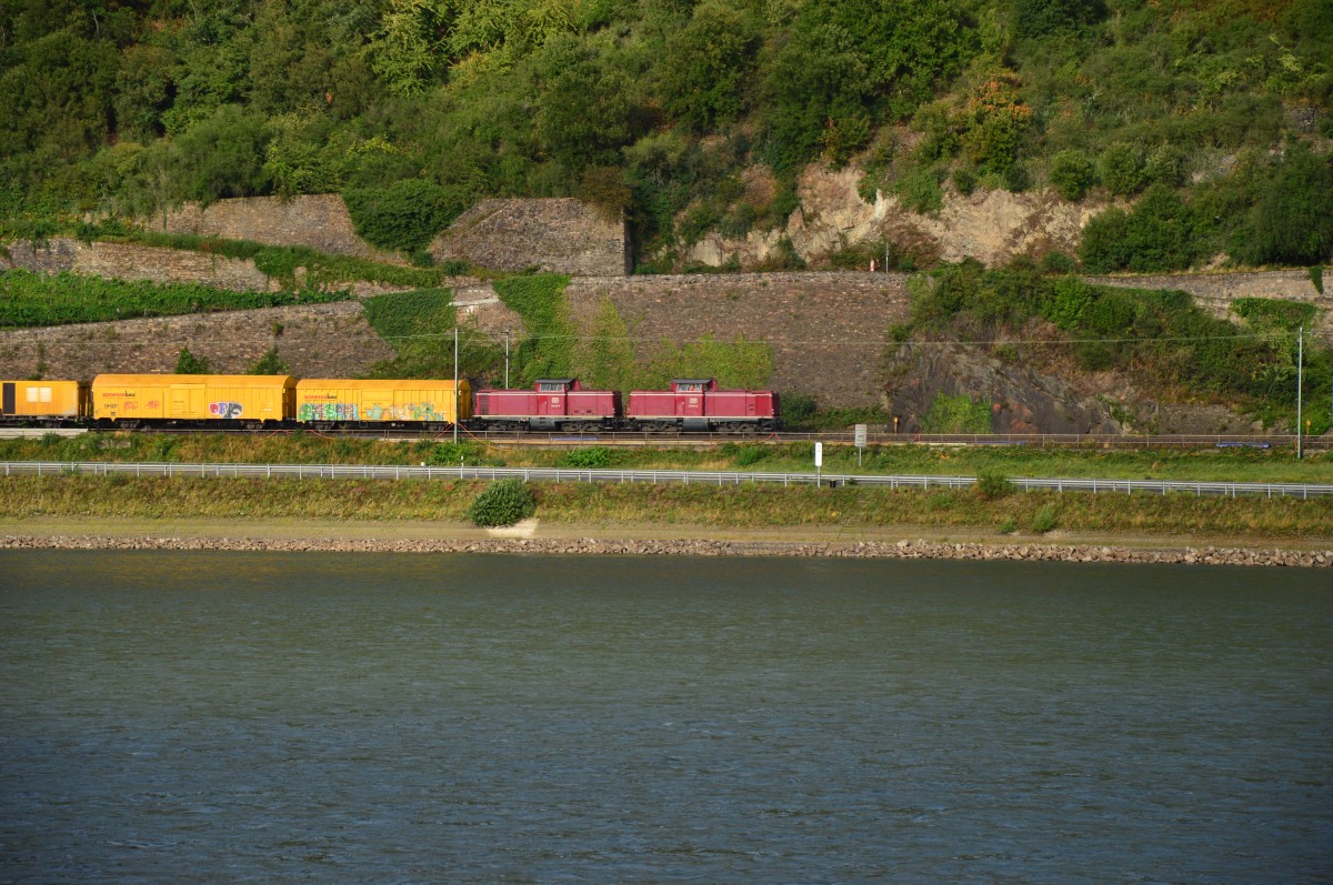 Bei Assmannshausen sind die EfW-Dieselloks 211 051-8 und 212 052-5 im Bauzugdienst auf den rechten Rheinstrecke tätig am Sonntag den 16.8.2015 Fernschuss über den Rhein von der linken Seite aus.
