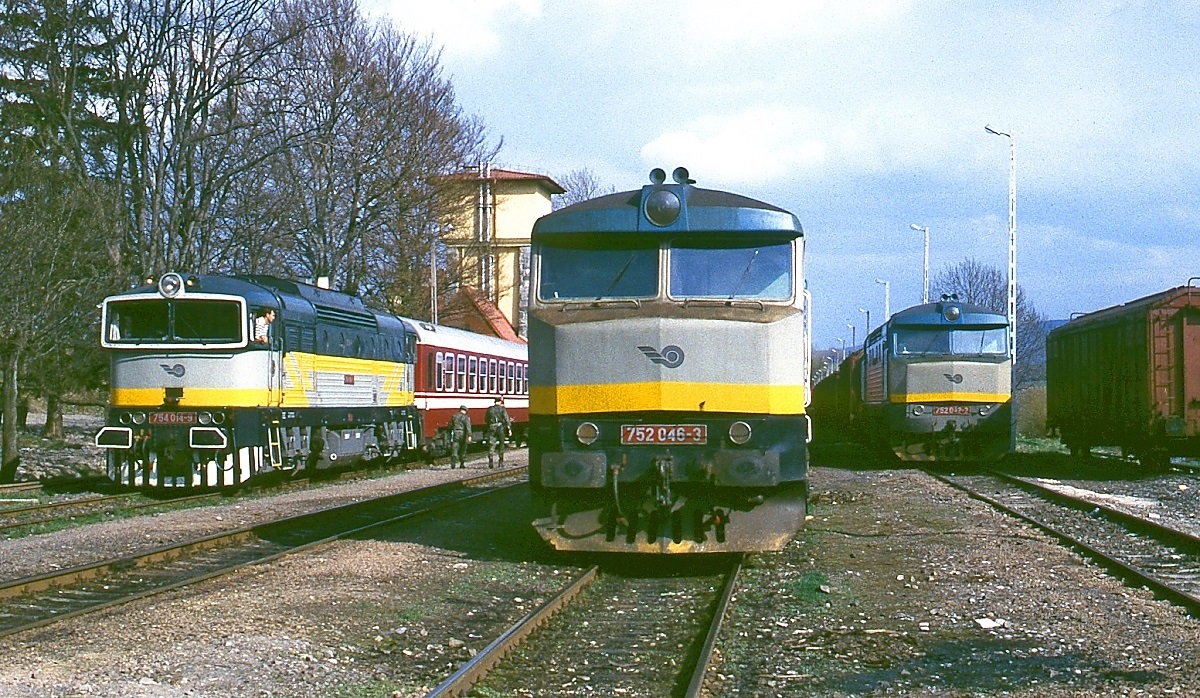 Bei dieser Aufnahme des polnisch-slowakischen Grenzbahnhofes Lupkow, die im Mai 1998 entstand, vermutet der Ortsunkundige nicht, dass er auf der polnischen Seite liegt, denn weit und breit ist kein PKP-Triebfahrzeug zu sehen, dafür drängen sich aber gleich drei slowakische Lokomotiven, 754 014-9, 752 046-3 und 752 042-2 ins Bild. Zu diesem Zeitpunkt war die elektrifizierte Hauptstrecke von Stroze/Polen nach Presov/Slowakei gesperrt und die Züge mussten den Weg über Lupkow nehmen. Dazu gehörten auch internationale Schnellzüge, wie man an dem rumänischen Wagen hinter der 754 sieht. Mit seinen lediglich 5 Gleisen war der Bahnhof damit an seiner Kapazitätsgrenze angelangt. Als die Strecke 1874 durch die Erste Ungarisch-Galizische Eisenbahn als Teil einer Verbindung von Wien und Budapest nach Lemberg/Lwiw in Betrieb genommen wurde, konnte schließlich niemand ahnen, dass der Bahnhof als Folge des ersten Weltkrieges einmal zu einem Grenzbahnhof wird.