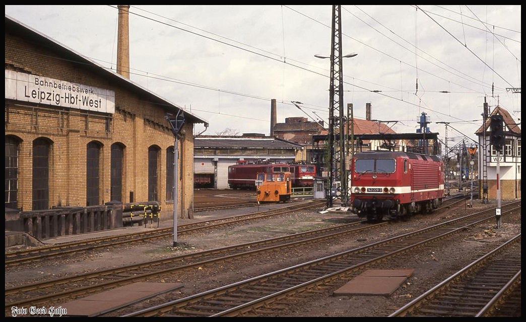 Bei der Ausfahrt aus dem HBF Leipzig am 26.4.1992 gelang dieses Foto am Bahnbetriebswerk Leipzig West mit der dort abgestellten 143229.