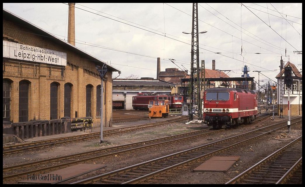 Bei der Ausfahrt aus dem HBF Leipzig gelang mir am 26.4.1992 dieses Foto am BW, wo gerade 143229 mit auf das Bild kam.