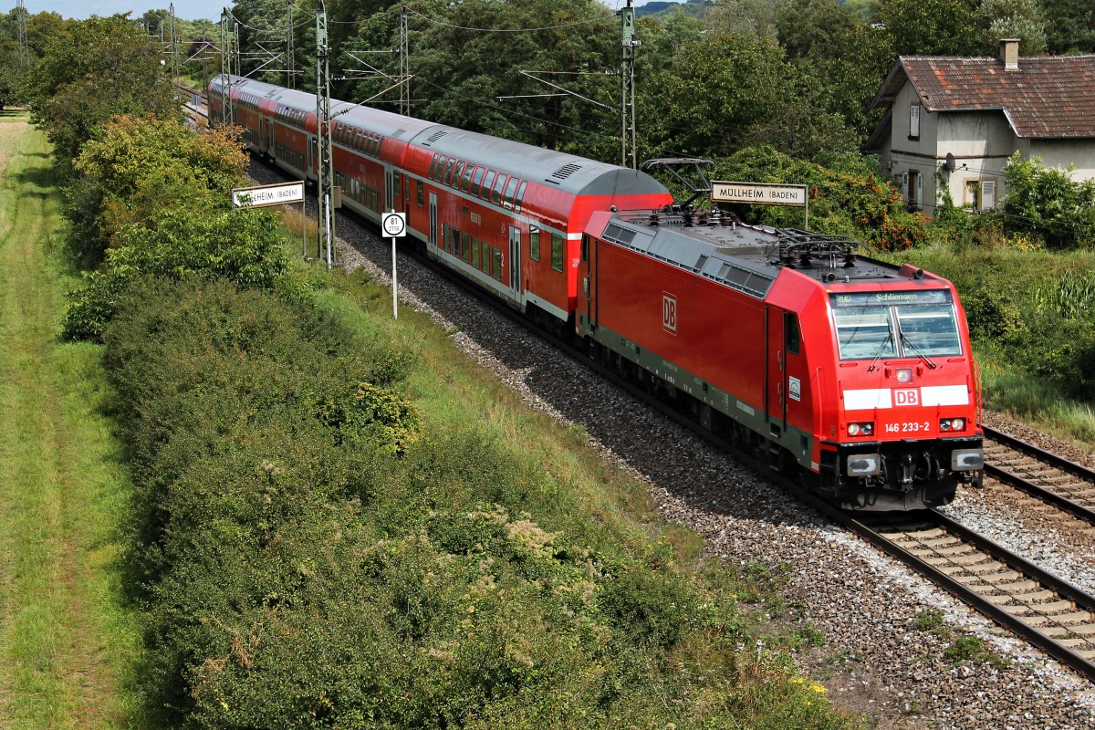 Bei der Ausfahrt aus Müllheim (Baden) befand sich am 22.08.2014 die Freiburger 146 233-2 mit einem RE (Offenburg - Schliengen).