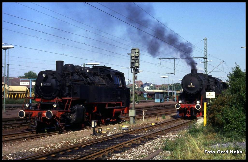 Bei der Ausfahrt des BDEF Sonderzuges nach Ohrnberg am 27.5.1990 passierte Zuglok 527596 die kalt präsentierte 64289 im Bahnhof Bad Friedrichshall.