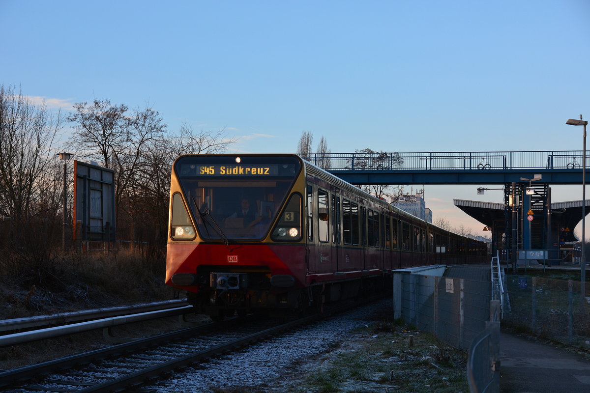 Bei der Ausfahrt Grünberallee erreichen die ersten Sonnenstrahlen den 480er als S45 nach Berlin Südkreuz.

Berlin Köpenick 08.01.2018