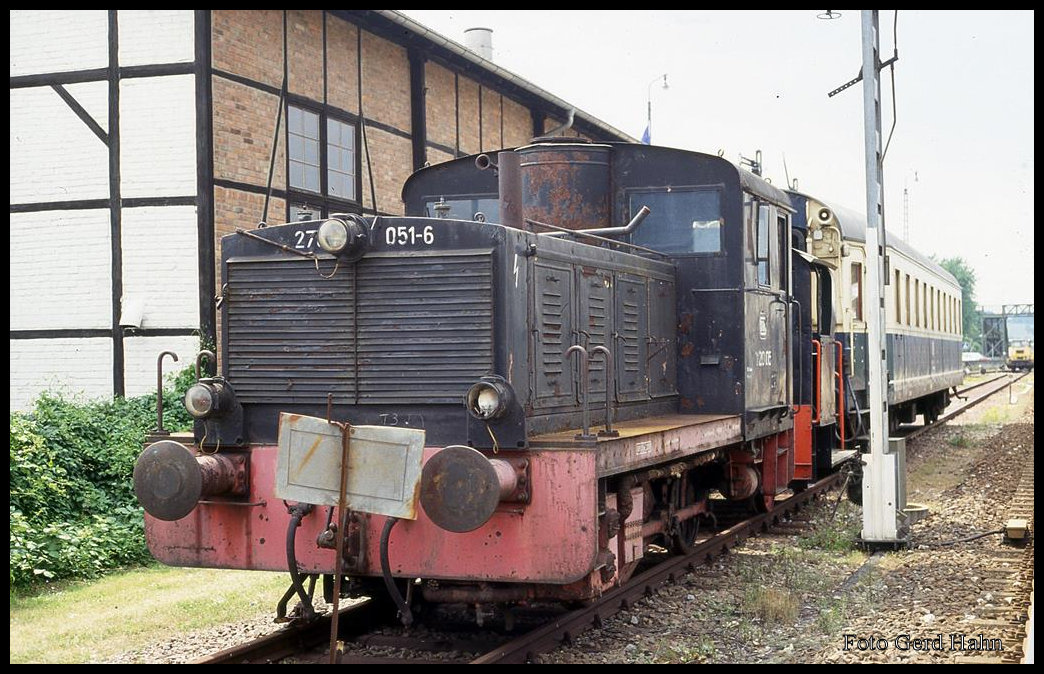 Bei einer Ausstellung der Eisenbahnfreunde Kraichgau am 25.6.1993 im Bahnhof Sinsheim wurde auch die Kleindiesellok 27051 präsentiert.