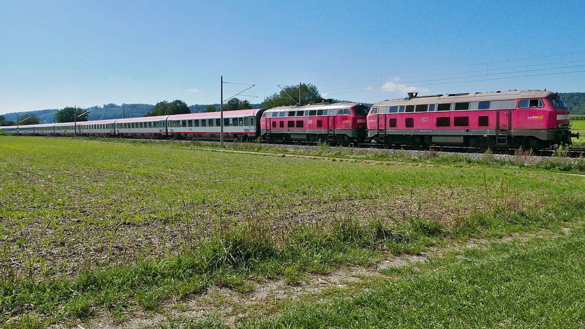 Bei Bad Schussenried ziehen 218 417-4 und 218 487-7 am 09.09.2020 die in Lindau bernommenen Wagen des IC 118  BODENSEE , Innsbruck - Stuttgart, nach Ulm.