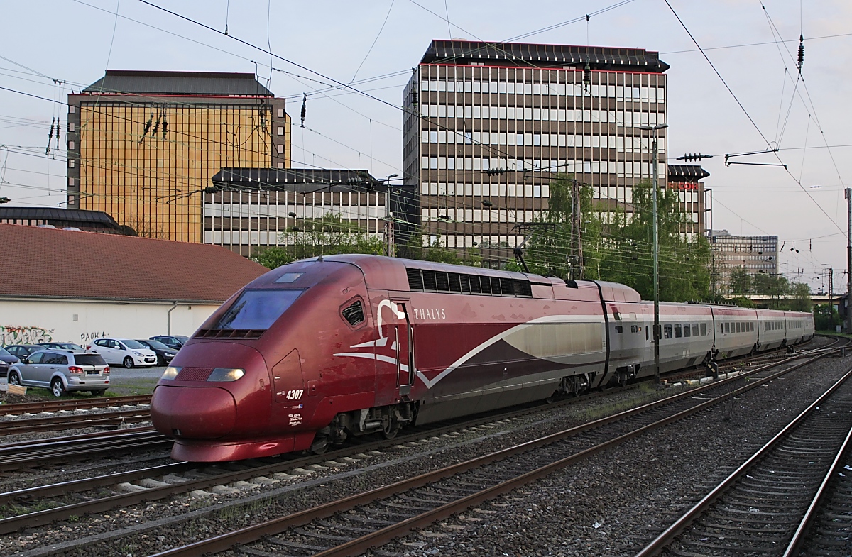 Bei Bauarbeiten an der Hauptstrecke Köln-Düsseldorf-Duisburg kommt es vor, dass auch Fernzüge über die sonst nur von Güterzügen befahrene Verbindung von Mülheim-Speldorf nach Troisdorf umgeleitet werden. Am 20.04.2018 war das der Fall und so durchfährt der THALYS 4307 an diesem Tag Düsseldorf-Rath in Richtung Norden.