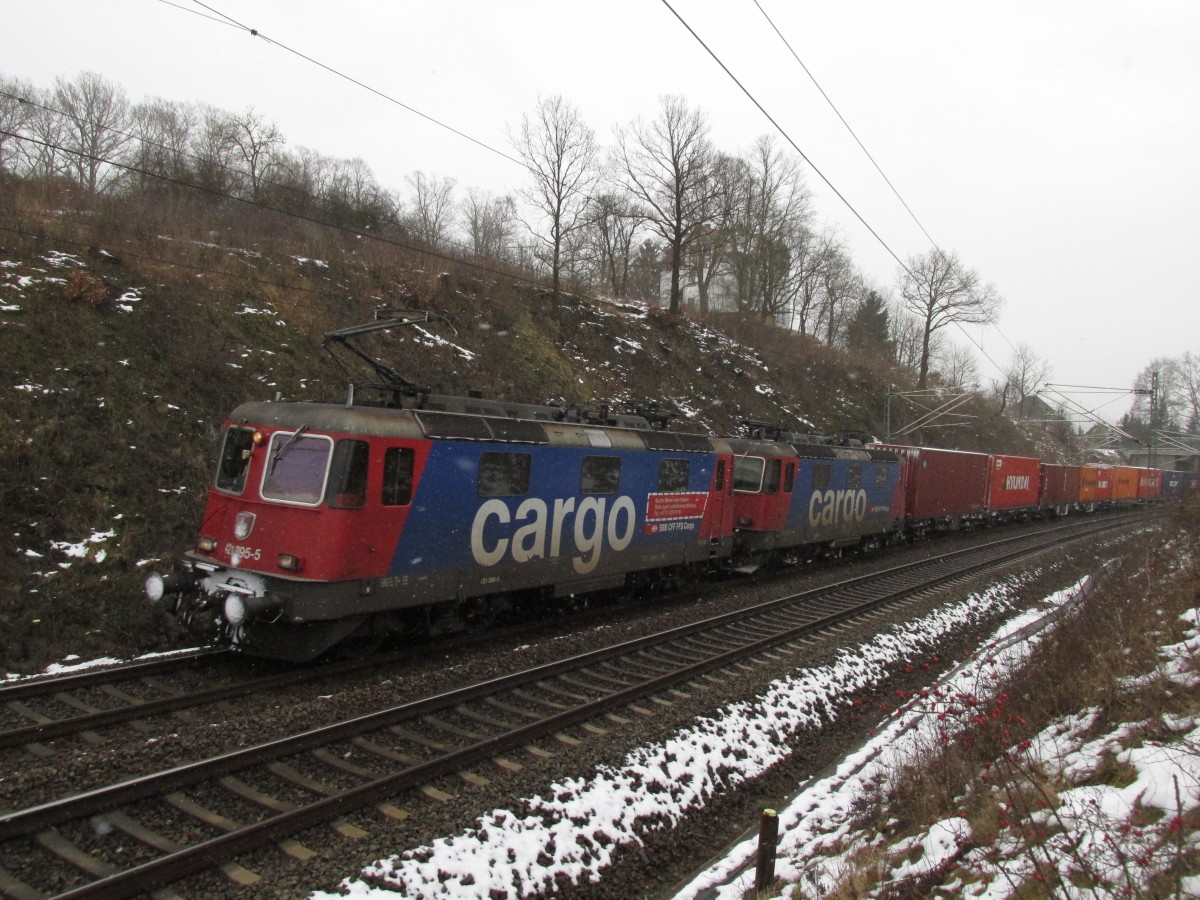 Bei beginnenden Schneetreiben fährt die 421 395-5 mit einer 421 397-1  kalt  im Schlepp. Aufgenommen 29.01.2015
