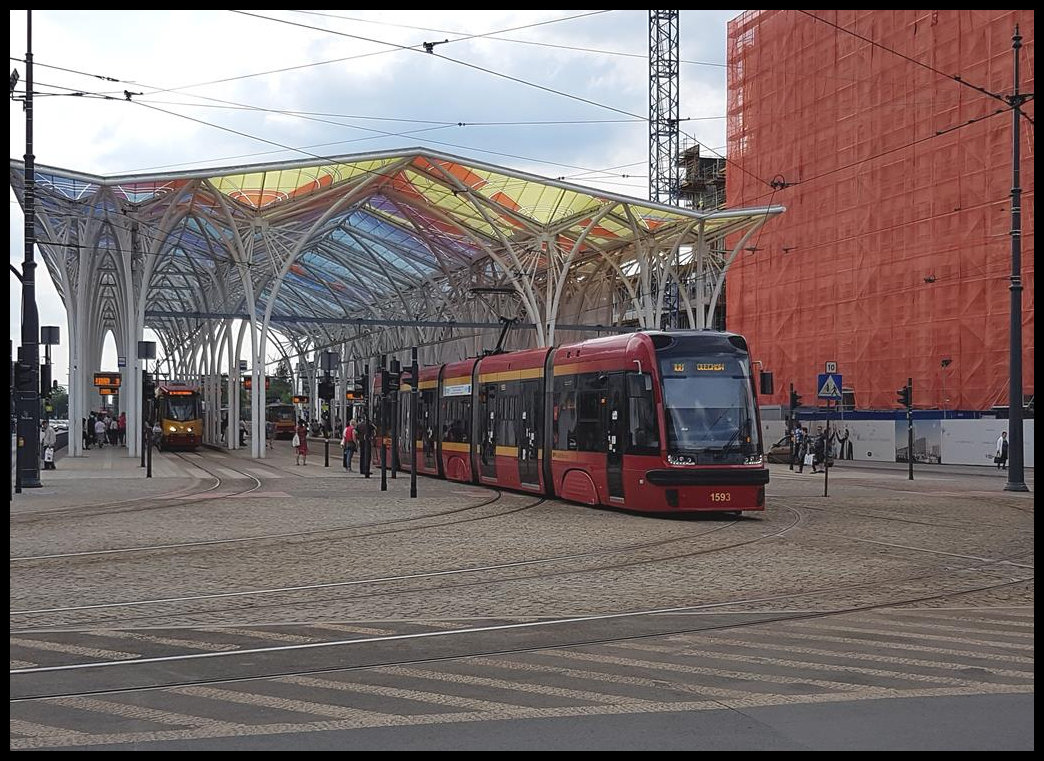 Bei beginnender Dämmerung verlässt hier die Tram 1593 am 27.5.2019 die futuristische zentrale Haltestelle auf der Pilsudskiego in Lodz.