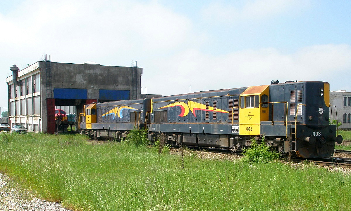 Bei den beiden Diesellokomotiven 003 und 002 der HeK (Hekurudhat e Kosoves/Kosovo Railways), die am 14.05.2009 im Depot Fushe Kosove/Kosovo Polje standen, handelt es sich um die früheren 661-132 und 661-228 der JZ. Sie gehören zu einer Serie von insgesamt 218 Lokomotiven, die General Motors ab 1959 an die jugoslawische Staatsbahn lieferte.