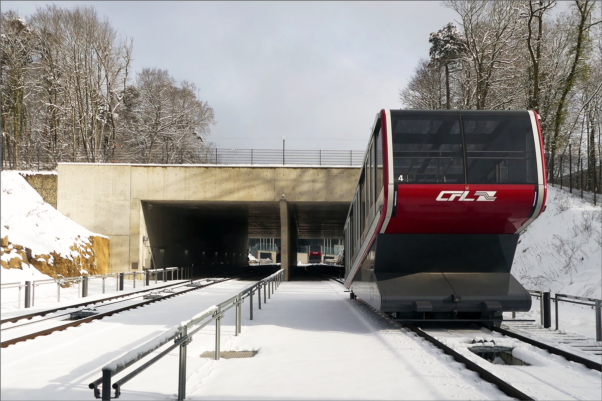 Bei bestem Winterwetter pendelt die Standseilbahn zwischen den Stationen Rout Brck-Pafendall und Pfaffenthal-Kirchberg hin und her. 31.01.2019 (Jeanny) 

Die beiden Standseilbahnen haben eine Streckenlnge von 200 Meter und schaffen eine fr jedermann zugnglich Verbindung zwischen dem Zug und den Bus- und Straenbahnlinien auf dem Kirchberg. Damit gelangt man in 63 Sekunden vom Bahnhof auf das Kirchberg-Plateau – bei einem Hhenunterschied von 39 Meter und einer gleichmigen Steigung von 19 Prozent. Die Wartezeit in der Station betrgt 110 Sekunden.

Jede der beiden Standseilbahnen besteht aus zwei Kabinen, die jeweils 168 Personen aufnehmen knnen. Mit den Standseilbahnen knnen maximal 7200 Reisende pro Stunde befrdert werden, aber die derzeitige Auslastung liegt bei 6000 Reisende pro Stunde. Die Entscheidung, den Bahnhof mit zwei voneinander unabhngigen Standseilbahnen auszustatten, fiel deswegen, weil die Verbindung auch dann gewhrleistet sein soll, wenn es zu einer Strung kommt oder die Anlage gewartet wird. Fr den Betrieb ist die Socit Nationale des Chemins de Fer Luxembourgeois (CFL) zustndig. 
