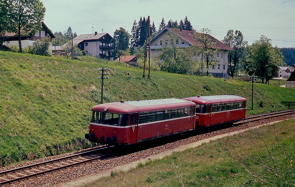Bei Bettmannsäge auf der KBS 905 ist im Mai 1979 eine 798/998-Garnitur von Zwiesel nach Plattling unterwegs
