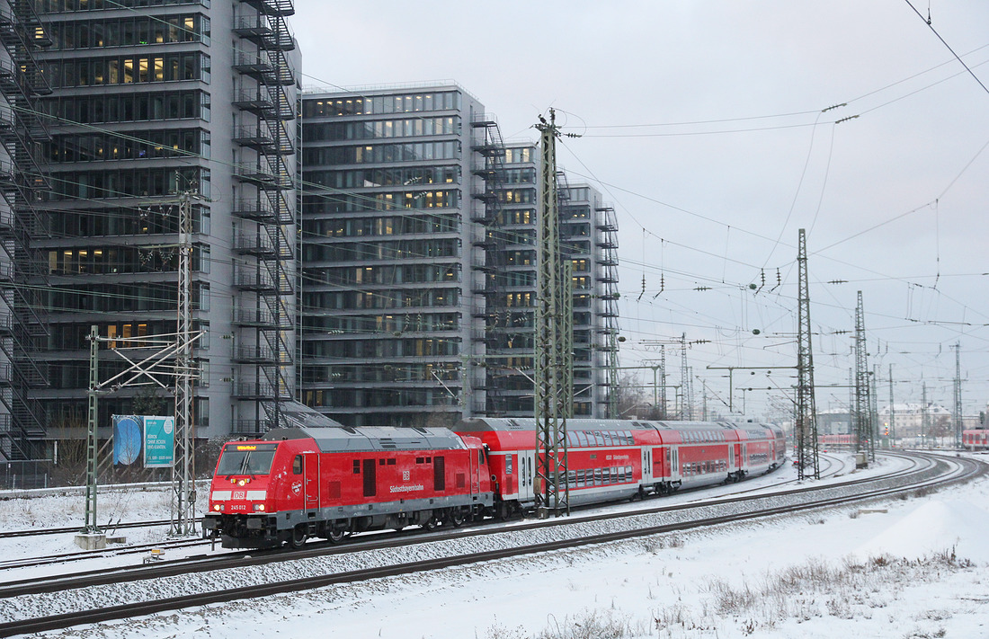 Bei Bewölkung kann man recht gut vom südlichen Bahnsteig der Station Leuchtenbergring den Personen- und Güterverkehr ablichten.
245 012 hat einen Nahverkehrszug in Richtung Mühldorf (Oberbayern) am Haken.
Aufnahmedatum: 3. Januar 2017