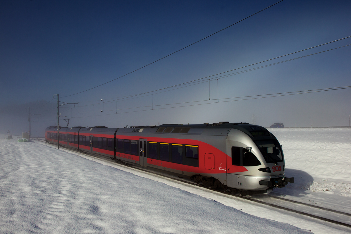 Bei Bildung eines leichten Nebelbogens fährt der SOB Triebzug RABe 526 051-3  Zimmerberg   als S 31 von Biberbrugg nach Arth-Goldau in Altmatt vorbei.Bild vom 24.2.2015