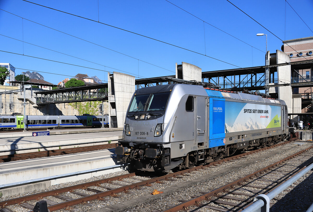 Bei der BLS kommen nicht nur immer mehr Vectron im Dienst und verdrängen ältere Loks, auch gemietete Loks sind auffällig, hier die 187 008 (Baujahr 2015) von Railpool mit den Aufschriften der BLS. Spiez, 14.Juni 2021