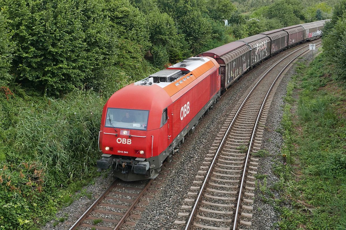 Bei Bodolz befindet sich 2016 044 mit den Wagen eines 'Arlberg-Umleiters' auf der Fahrt nach Lindau-Reutin (24.08.2018).