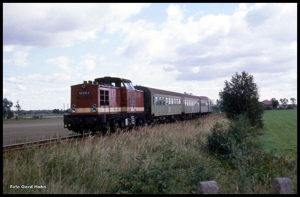 Bei Bösdorf war am 16.9.1990 die DR 112535 mit dem P 6446 von Magdeburg nach Oebisfelde unterwegs.