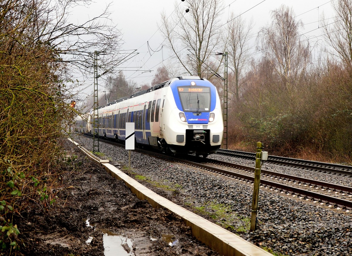 Bei Bösinghoven kommt ein RE7 nach Krefeld vor meine Linse. 14.2.2016