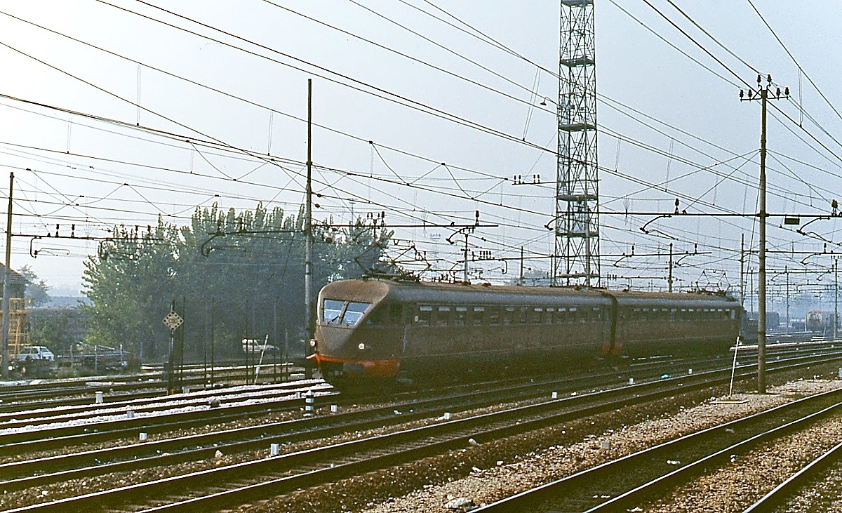 Bei Bologna fahren zwei ALe 880 im September 1986 in Richtung Hauptbahnhof (Schnappschuss aus einem in die Gegenrichtung fahrenden Zug). Diese Triebwagen wurden zwischen 1938 und 1940 gebaut, die letzten standen bis Anfang der 1990er Jahre im Dienst.