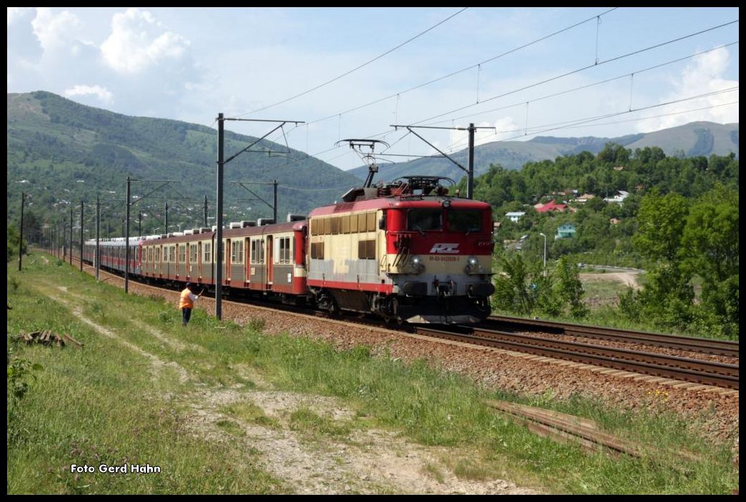 Bei Breadsa ist eine ex SNCF Elektrolok, neue rumänische Nummer 0425528-3, mit einem Wagenpark von Regiotrans am 22.5.2015 unterwegs nach Bukarest Nord!