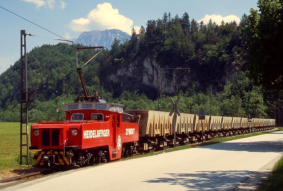 Bei Breitenau ist ein Leerzug vom Kiefersfeldener Werk der Heidelberger Zement zum Steinbruch unterwegs (Juni 1999). Gegenüber 1994 präsentieren sich die Loks in einem veränderten Outfit.