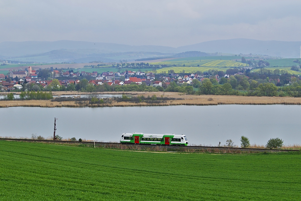 Bei Breitungen fährt ein unbekannter VT der Süd-Thüringen-Bahn am 11.04.2014 durch das Werratal nach Meiningen