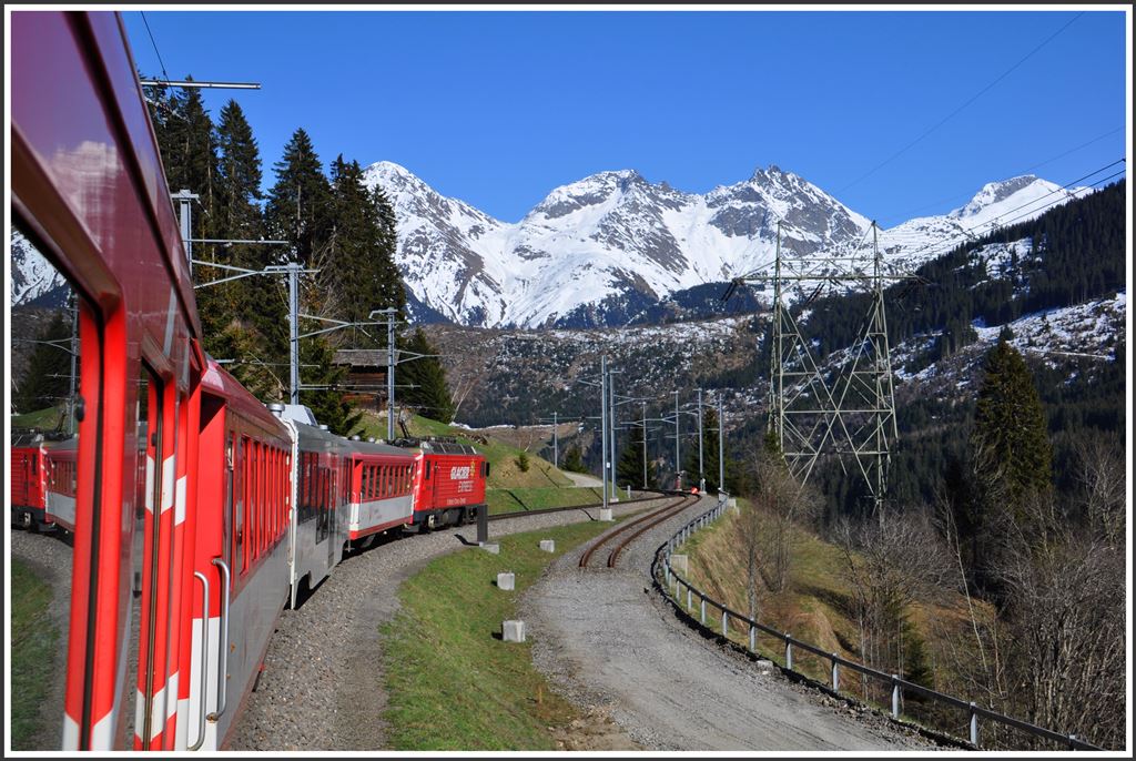 Bei Bugnei befindet sich noch die Abzweigung zur Gotthard Basistunnel Baustelle Sedrun. Das Zufahrtsgeleise wurde bereits abgebaut, da der Rohbau des GBT fertigerstellt ist. (22.04.2015)