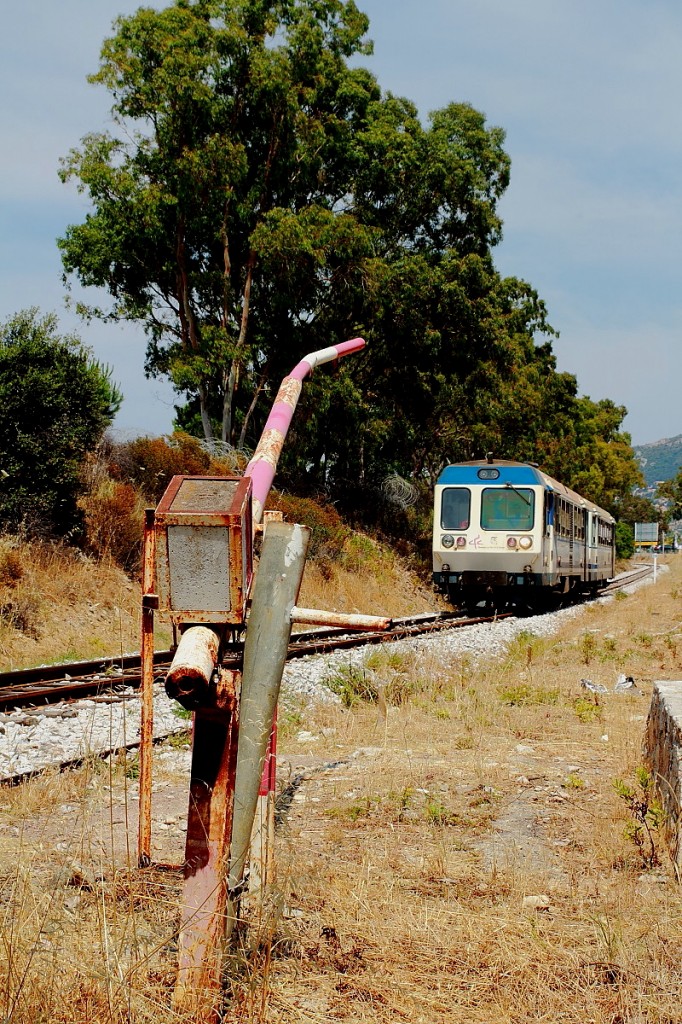 Bei Calenzana passieren X 97051 und XR 9701 am 19.06.2014 einen nicht mehr genutzten Bahnübergang