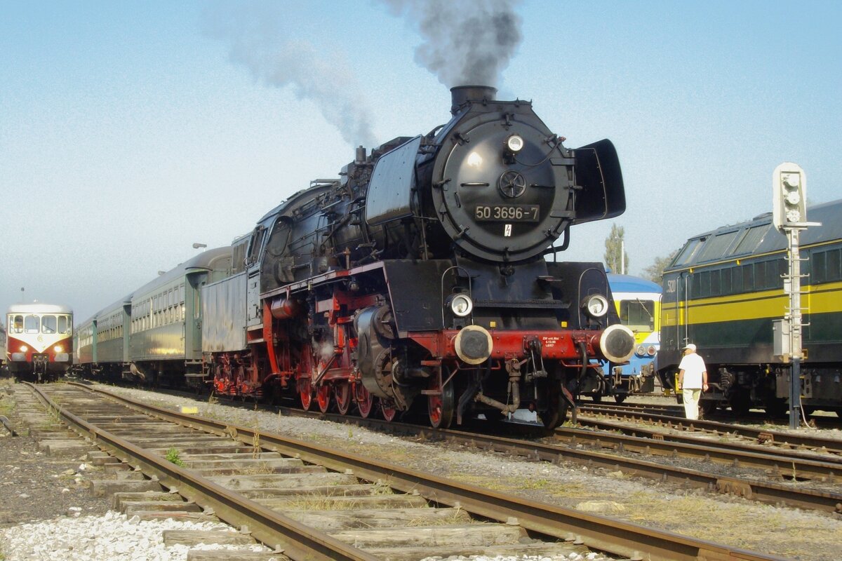 Bei der CFV3V ist 50 3696 am 26 September 2009 mit ein Dampfpendel nach Treignes aktiv und steht hier abfahrtbereit in Mariembourg.